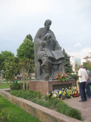 Памятник Кириллу и Мефодию в городе Охриде.